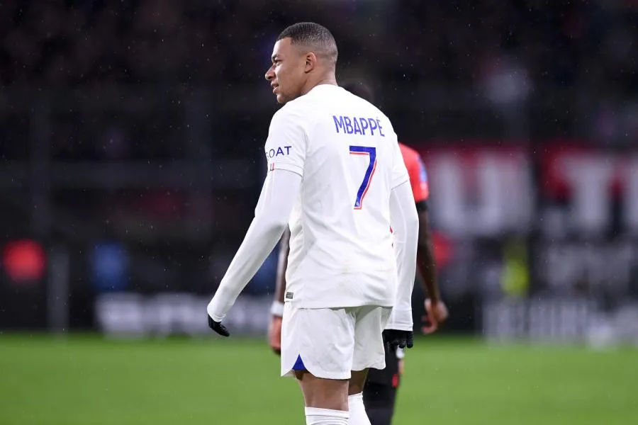 Rennes-PSG : Kylian Mbappé ovationné par le Roazhon Park et félicité par Bruno Genesio