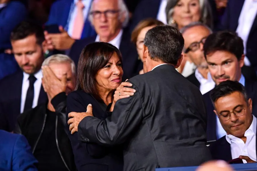 Anne Hidalgo a-t-elle raison de tenir tête au PSG ?