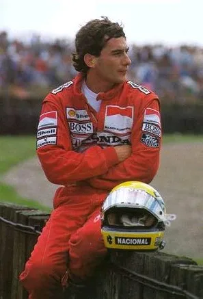 Senna dans le mur