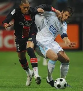 Lorik Cana attaque