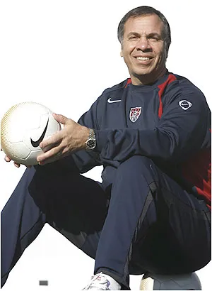 Bruce Arena tape du poing