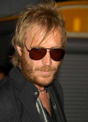 Rhys Ifans, les pieds carrés