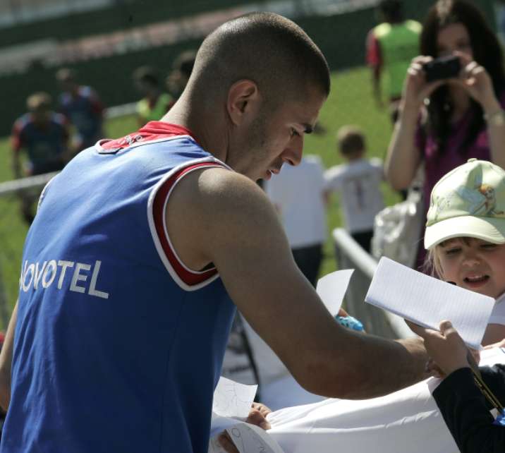 Benzema avec le maillot de MU