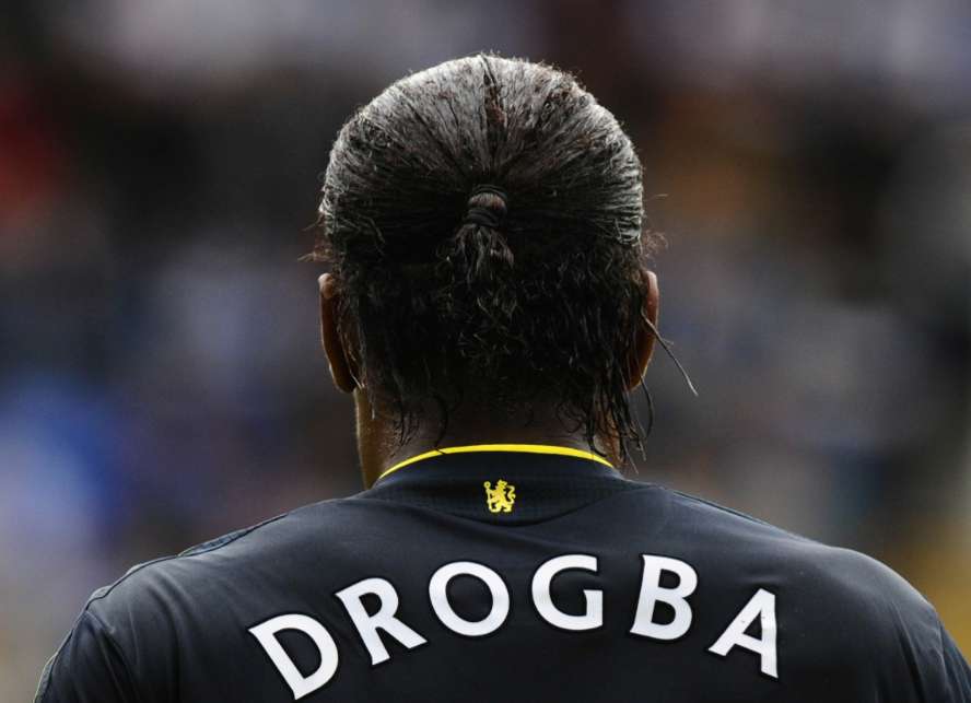 Drogba se lance des fleurs