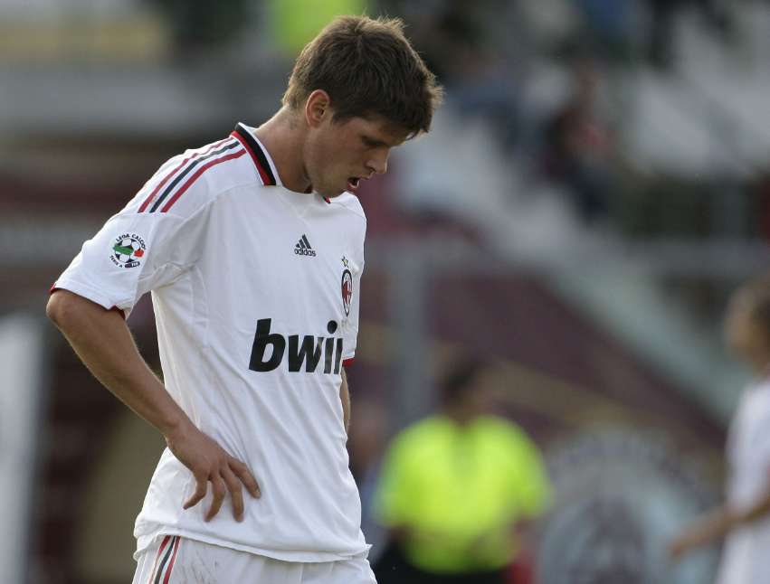 Huntelaar dans le mur