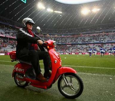 Hoeness, scooter et saucisse