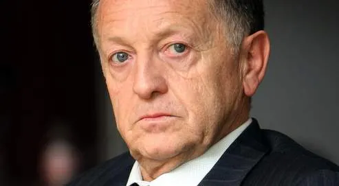 Aulas fustige les médias