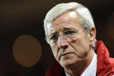 Lippi se lève et applaudit la Roma