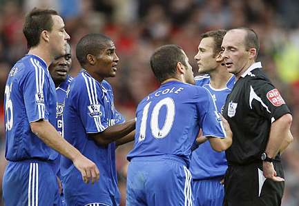 Mike Dean arbitre de United/Chelsea