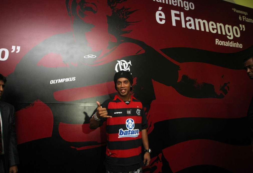 Photo : Ronaldinho en rouge et noir