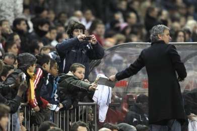 Vidéo: Une bouteille sur Mourinho