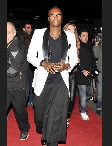 Photo: Djibril porte une robe