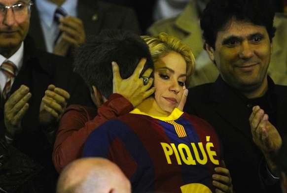 Shakira réconforte Piqué