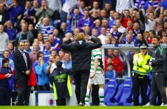 Photo : Neil Lennon chauffe le public