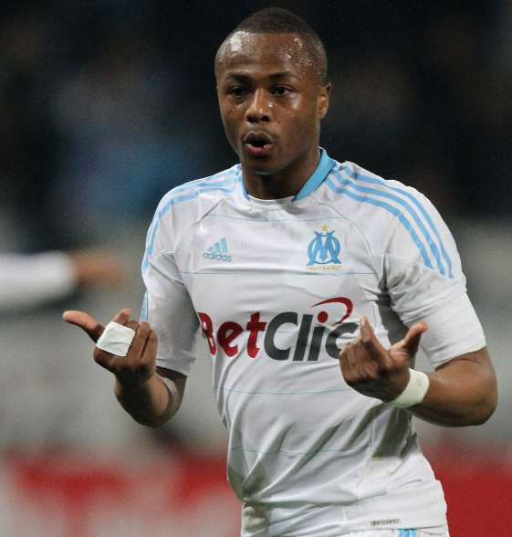 Ayew en leader