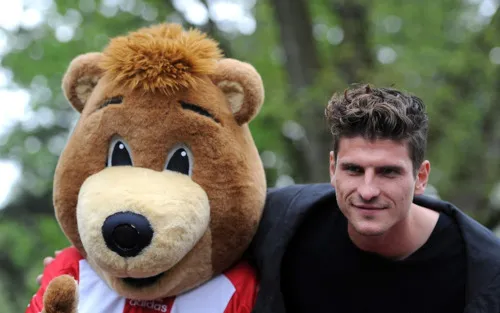 Photo: Gomez dans un parc pour enfants