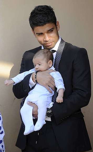 Photo : Eduardo et son nouveau bébé