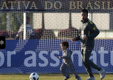 Photo : Robinho et son fils tapent la balle