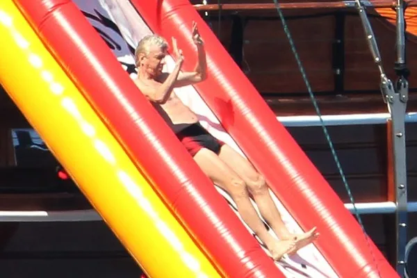 Photo : Arsène sur un toboggan