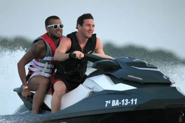 Photo: Messi et Alves en jet-ski