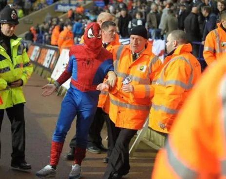 Photo : Spiderman se fait virer du stade