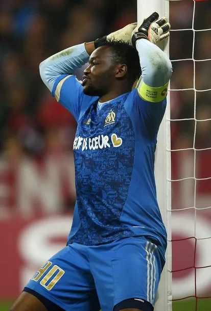 Photo : Mandanda et le pole dance