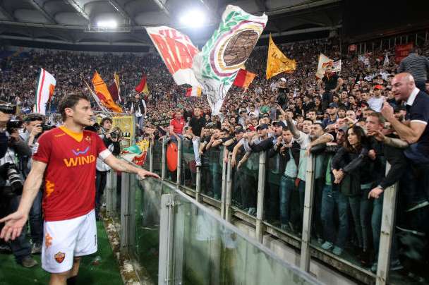 Photo : Totti face à la Curva