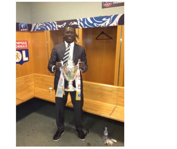 Photo : Gomis avec la Coupe de France