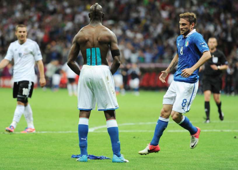 Mais bordel, c&rsquo;est quoi ces bandes bleues sur le dos de Balotelli ?