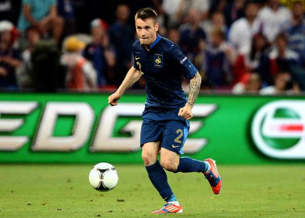 Newcastle propose 5M pour Debuchy