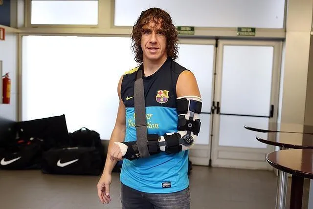 Photo: Puyol et son bras bionique