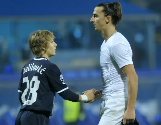 Photo : Ibra joue contre un gosse