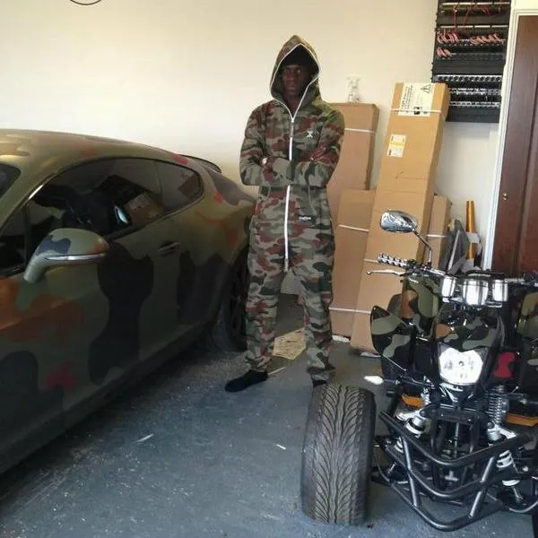 Photo: Balotelli part en guerre