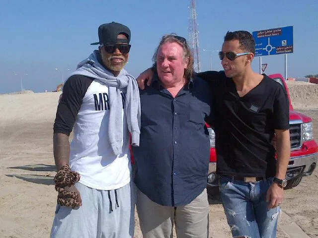 Photo: Depardieu signe au Qatar