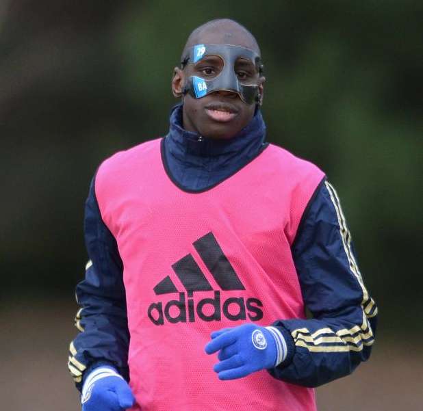 Photo: Le masque de Demba Ba