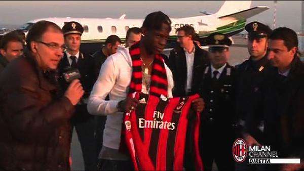 Photo : Balotelli et le maillot du Milan AC