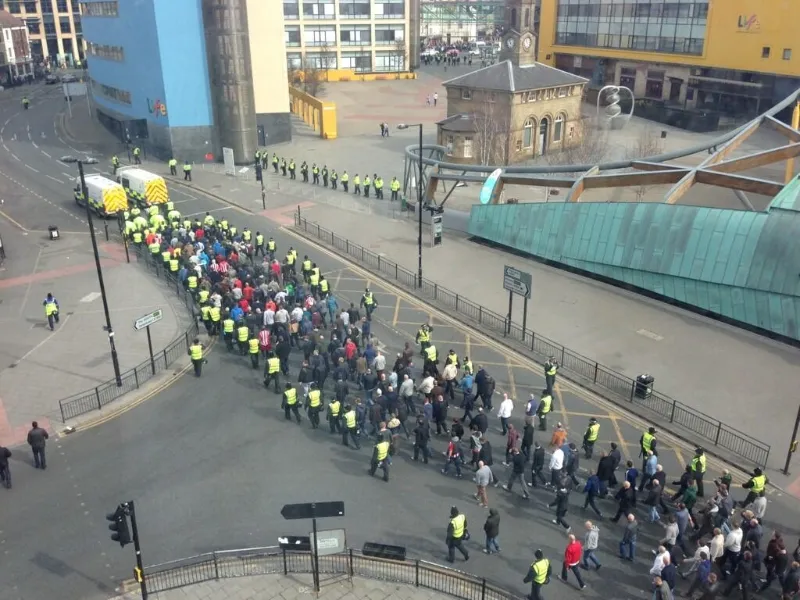 Photo: Les fans de Sunderland escortés