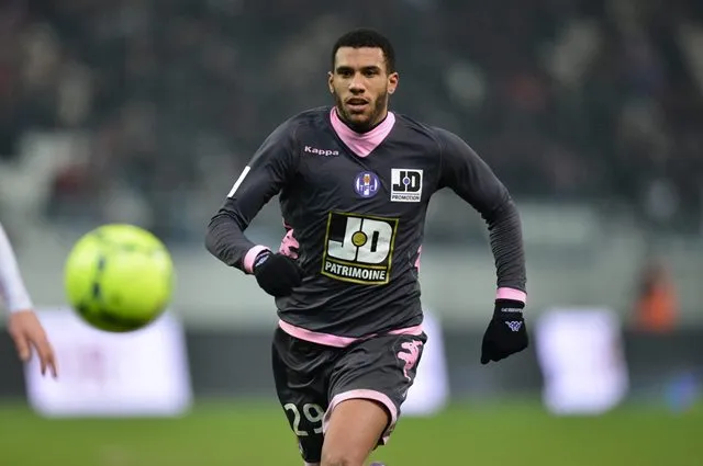 Capoue est «<span style="font-size:50%">&nbsp;</span>un grand fan du PSG<span style="font-size:50%">&nbsp;</span>»