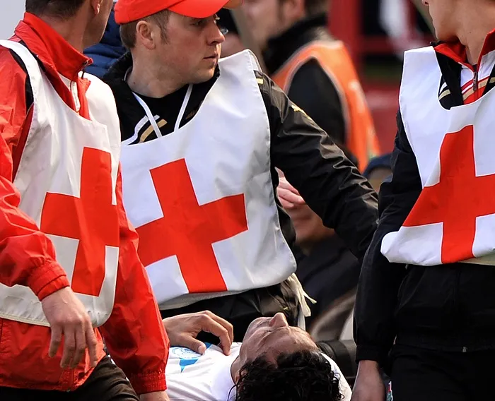 Il joue avec une fracture du péroné