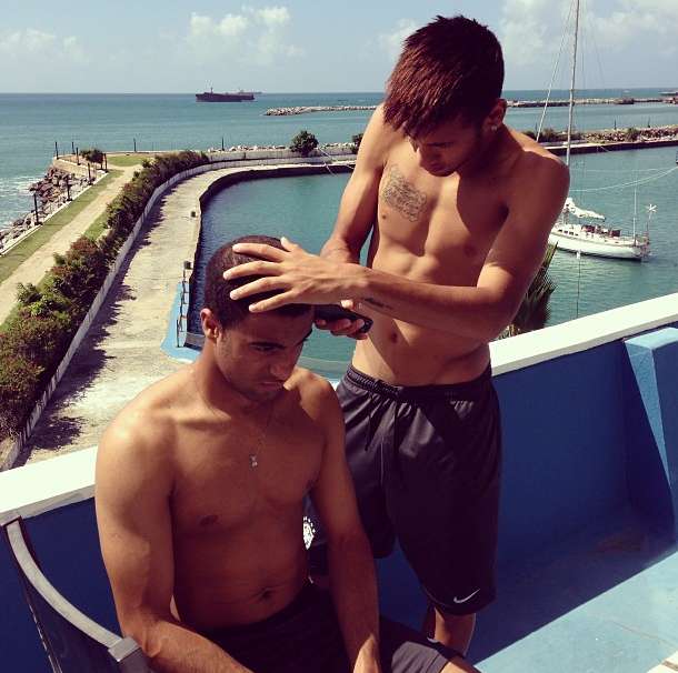 Photo : Neymar coiffe Lucas Moura