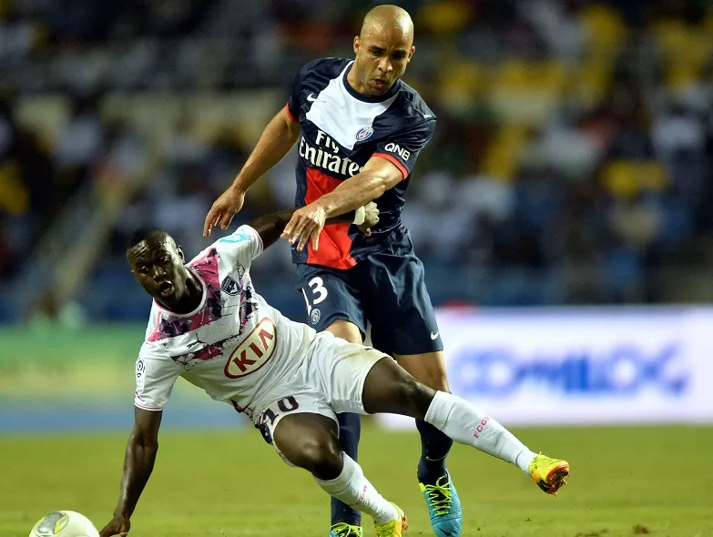 Alex plante les Girondins et offre le Trophée au PSG