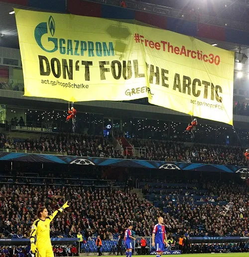 Photo : Greenpeace interrompt Bâle-Schalke