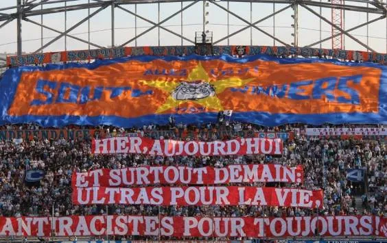 Photo:Tifo antiraciste à Marseille