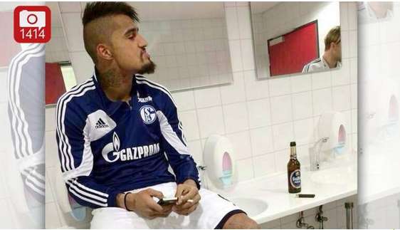 Photo : Boateng fume et picole