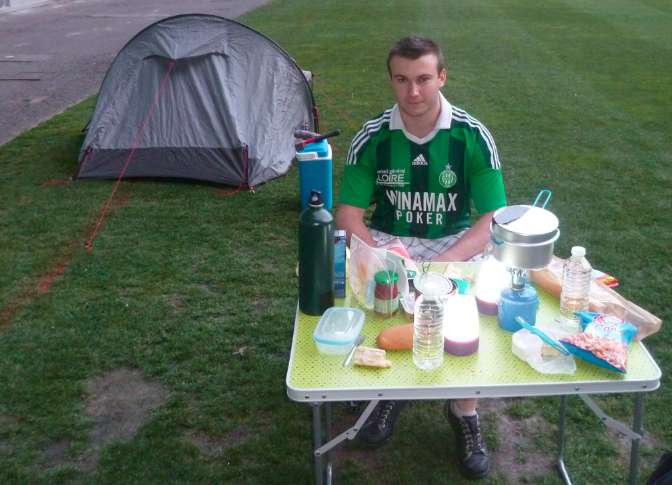 Arthur a dormi sur la pelouse de Geoffroy-Guichard