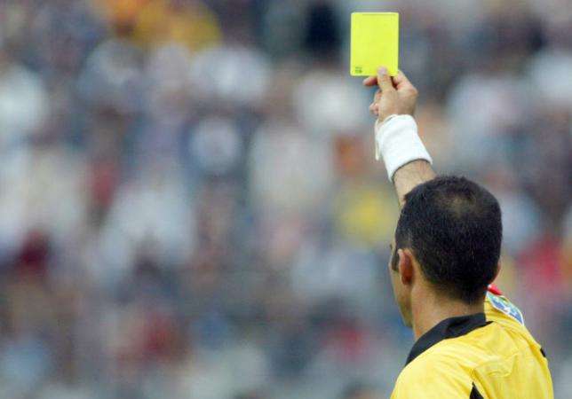 Il prend un jaune pour avoir manqué un penalty