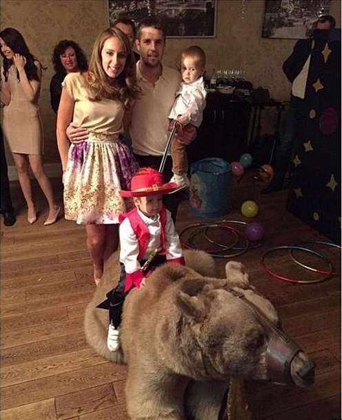 Photo : Kombarov offre un ours à son fils