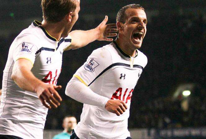 Soldado gêné par le chant des supporters