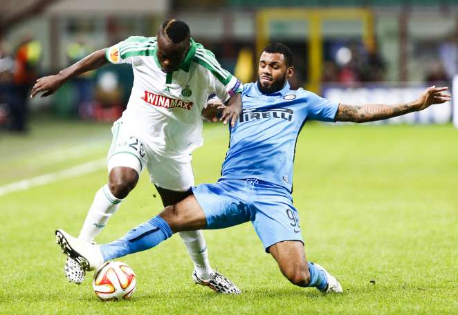 Yann M&rsquo;Vila, dos au mur