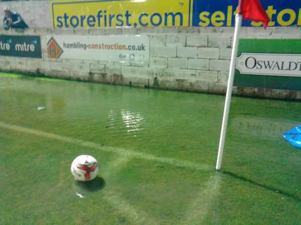 Le terrain d&rsquo;Accrington inondé